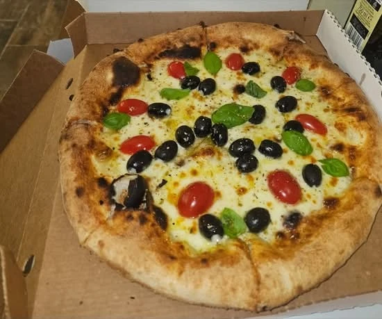 Pizza Bianca mit Oliven und Kirschtomaten