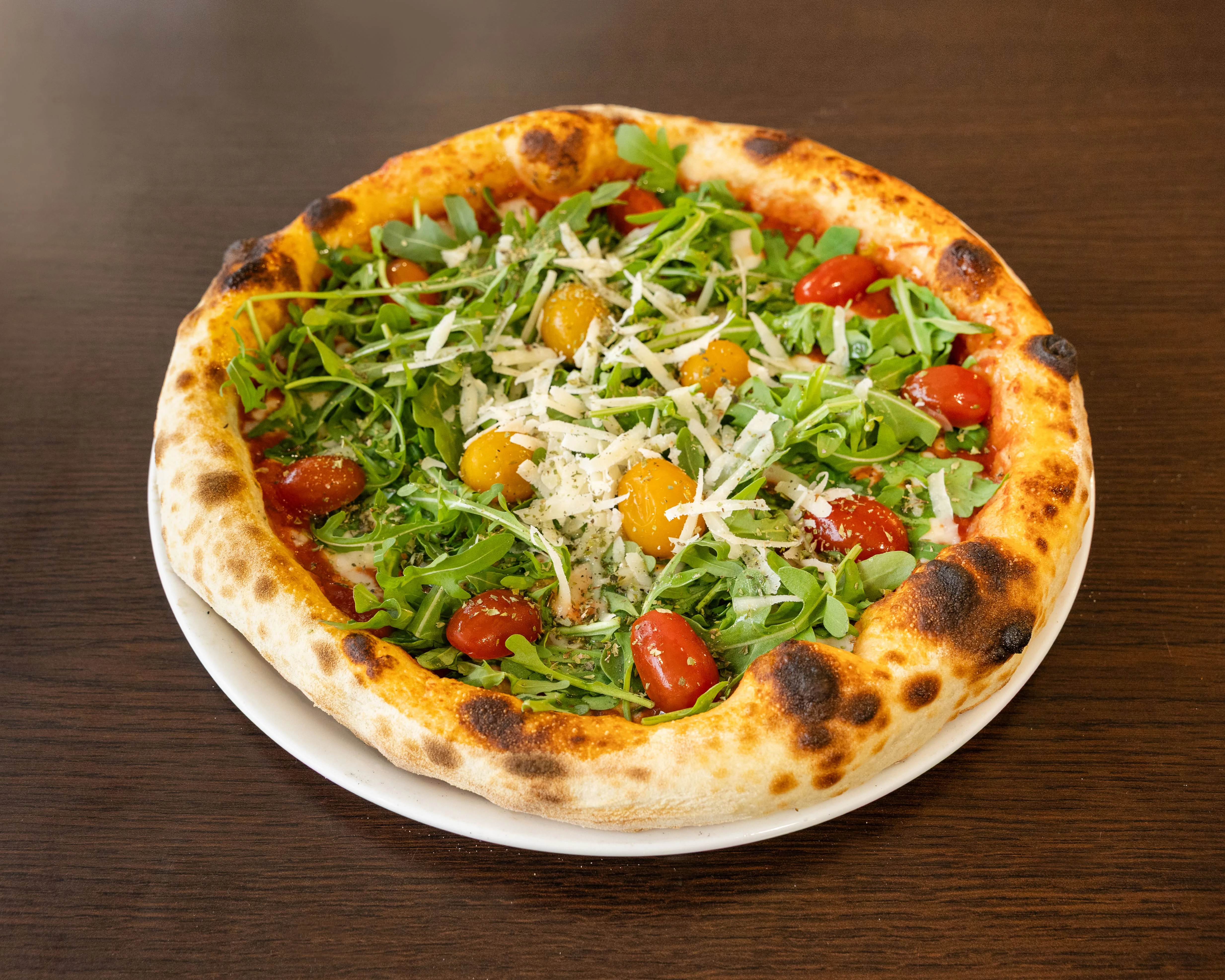 Pizza Napoli mit Sardellen, Oliven und Kapern